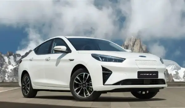 چرا انتخاب بین خودرو برقی و بنزینی مهم است؟